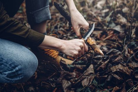 You don’t have to be Irish to know how to make a shillelagh (pronounced shih-LAY-lee or shih-LAY-lah). In fact, the sturdy, gnarled hardwood wallopers (which the Celts have carried–as canes or weapons–since the days of the legendary Irish giant, Finn MacCool) are really pretty easy to craft. https://www.motherearthnews.com/diy/how-to-make-a-shillelagh-zmaz81jfzraw/ Bushcraft Skills, Highland Games, Mother Earth News, Survival Techniques, Bushcraft Knives, Camping Activities, Camp Knife, Survival Tools, Edible Plants