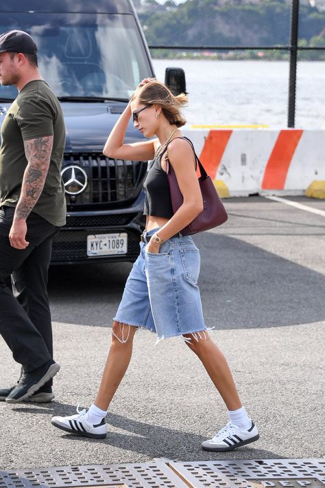 Hailey And Justin Bieber, Adidas Samba Women, Samba Outfit Ideas, Adidas Samba Outfits, Hailey And Justin, Samba Outfits, Adidas Samba Outfit, Samba Outfit, Models Off Duty Style