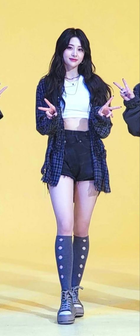 Yunjin Outfits Casual, Huh Yunjin Outfits, Lee Sserafim, Cute Korean Outfits, Kpop Dress, Zettai Ryouiki, Idol Fashion, Kpop Concert Outfit, Casual Day Outfits