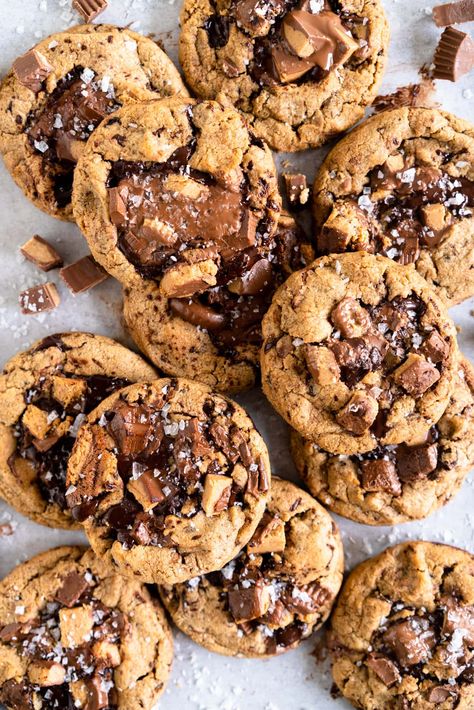 Peanut Butter Cup Cookies with Chocolate Chips Cloudy Kitchen: Peanut Butter Cup Chocolate Chip Cookies. A chocolate chip cookie base is filled with chocolate chunks and peanut butter cups. I Lost 100 Pounds, Cup Cookies, Resepi Biskut, Peanut Butter Cup Cookies, Homemade Chocolate Chips, Frozen Cookie Dough, Peanut Recipes, Peanut Butter Chocolate Chip Cookies, Lost 100 Pounds