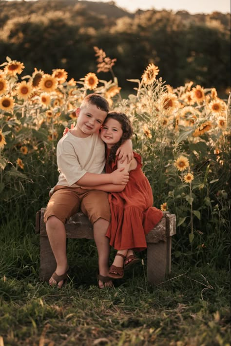 Sunflowers Family Sunflower Photoshoot, Sunflower Field Photoshoot Family, Sunflower Photos, Sunflower Photoshoot Ideas, Sunflower Family Pictures, Sunflower Photoshoot, Sunflower Field Photoshoot, Sunflower Kids Photoshoot, Sunflower Field Photoshoot Kids