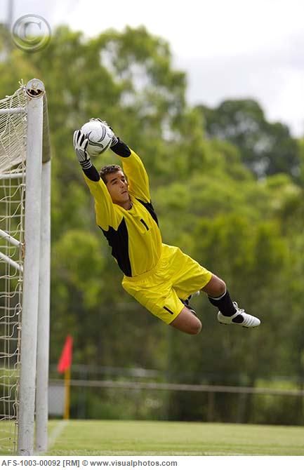 Soccer Action Photography, Soccer Photography Action, Soccer Shoot, Soccer Poses, Soccer Pro, Men's Soccer Teams, Soccer Goalie, Soccer Photography, Football Photography