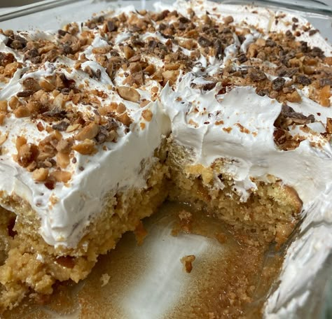 Toffee Butterscotch Poke Cake | 12 Tomatoes Butterscotch Poke Cake, Butterscotch Cake Recipe, Poke Cake Recipe, Butterscotch Cake, Butter Pecan Cake, Honey Toast, Poke Cake Recipes, Pecan Cake, Warm Cake