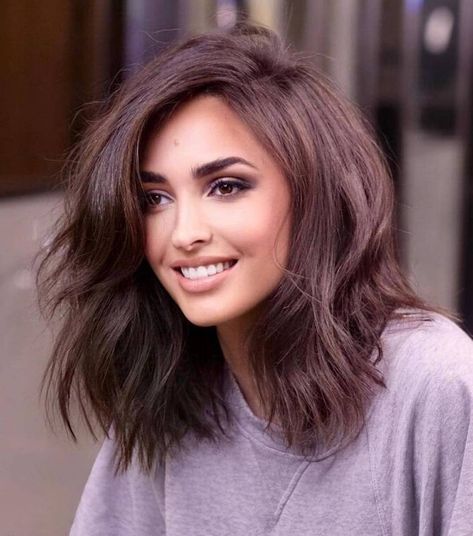 Mid-Length Sliced Comb-Over Hairstyle Longbob Hair, Control Frizzy Hair, Womens Haircuts Medium, Thick Hair Styles Medium, Medium Bob Hairstyles, Boho Beauty, Shoulder Length Hair Cuts, Haircuts For Medium Hair, Haircut For Thick Hair