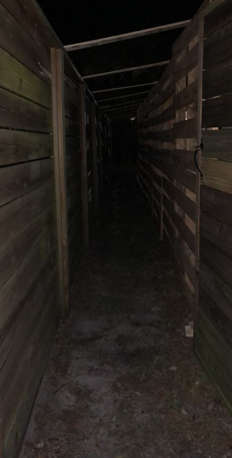 Horror Maze Ideas, Scary Escape Room, Haunted Maze Ideas, Pallet Maze, Escape Room Aesthetic, Horror Escape Room, Maze Halloween, Horror Maze, Scary Maze