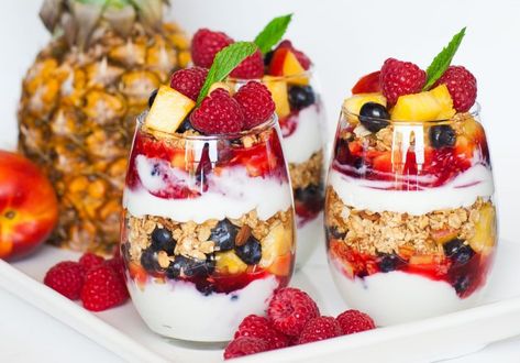 Granola and Fruit Parfait - Tatyanas Everyday Food Trifle With Pound Cake, Snickers Dessert, Trifle Dessert Recipes, Fruit Trifle, Trifle Recipes, Light Dessert, Berry Trifle, Breakfast Party Foods, Resipi Kek