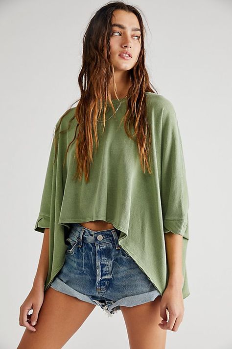 Bohemian Clothes Free People, We The Free Cc Tee, Aesthetics Fashion, Flowy Shirts, Free People Aesthetic, Fancy Casual, Baggy Tops, People Clothes, Flowy Shirt