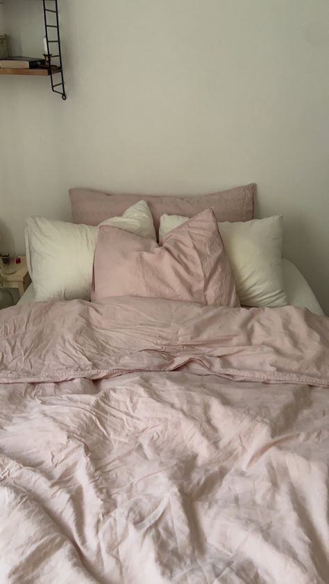 Floor On Bed Aesthetic, Pink White And Wood Bedroom, Clean Bedroom Aesthetic Pink, Light Pink Bed Sheets, L Shaped Bedroom Ideas, Pink Bedsheet Aesthetic, Pink Bed Aesthetics, Room Ideas Light Pink, Light Pink Sheets