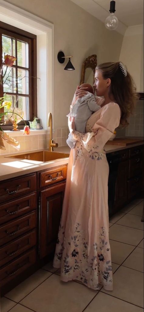 House Mom Aesthetic, Farm Mother Aesthetic, Country House Wife Aesthetic, Mother Core Aesthetic, Cottage Core House Wife, Cottage Core Motherhood, Cottage Mom Aesthetic, Cottage Core Mom Aesthetic, French Mom Aesthetic