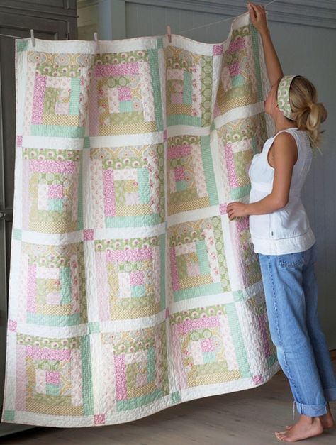 Apple-Bloom-quilt-free-pattern Colchas Quilting, Low Volume Quilt, Log Cabin Quilt Pattern, Log Cabin Quilts, Jellyroll Quilts, Log Cabin Quilt, Free Quilting, Quilt Block Patterns, Easy Quilts