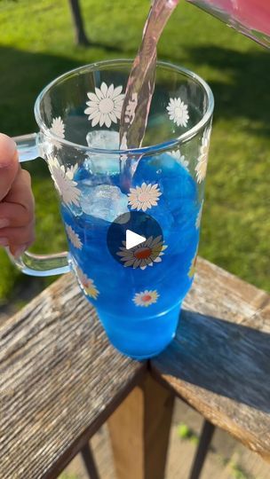 17K views · 2.2K reactions | Obsessed with how cute this glass 40oz tumbler came out! 💖 #ASMR #ASMRsounds #Satisfying #Vinyl #diy #cup #bigcup #40oz #colorchange #coldcolorchange #cute #sunflowers #floral #fall #crafty #craftymama #silhouette #silhouettestudio #silhouettecameo #pinkcameo #zelaouslyhandmade | Thania Maribel Villarreal Crafty Mama, 40oz Tumbler, Silhouette Studio, Coming Out, Silhouette Cameo, Color Change, Tumbler, Cricut, Vinyl