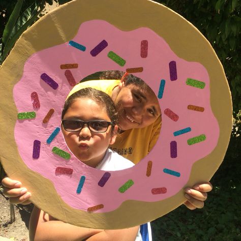 Donut photo prop: used foam board, paint, and glitter tape Donut Craft, Donut Pictures, Donut Theme Party, Donut Photos, Doughnut Party, Pancake Party, Gold Reception, Board Paint, Blue Donuts