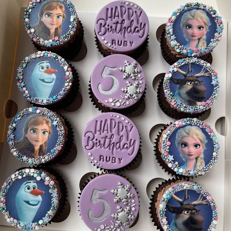 Elsa Frozen Cupcakes, Frozen Cupcakes Ideas, Frozen Birthday Cupcake Ideas, Elsa Cupcakes Ideas, Frozen 2 Cupcakes, Frozen Cupcake Ideas, Frozen Themed Cupcakes, Frozen Cupcakes Birthday, Elsa Cupcakes