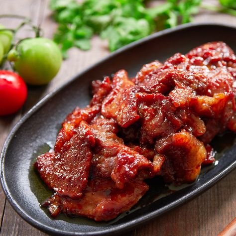 Garlicky, sweet and savory, one bite of this Filipino Tocino (bacon) and you'll be hooked. Tocino Recipe Filipino, Filipino Tocino, Tocino Recipe, Beef Buns, Pork Tocino, Filipino Breakfast, Potassium Nitrate, Filipino Heritage, Heritage Recipes