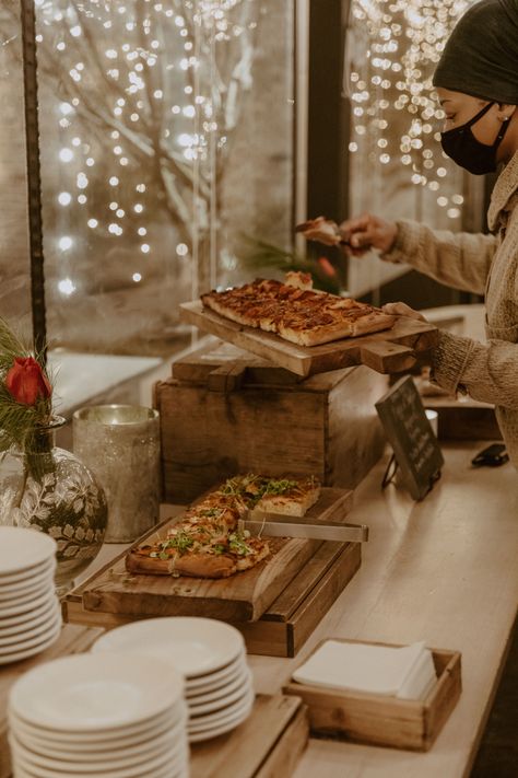 Pizza Cocktail Hour, Kitchen Island Food Display, Island Food Display, Pizza Table, Baby Shower Autumn, Wedding Food Display, Pizza Buffet, Engagement Party Diy, Italian Buffet