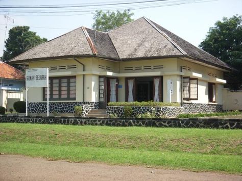 British Colonial House, Indonesian Architecture, Dutch Colonial House, Indie House, Indonesian House, Dutch Colonial Homes, Awesome Houses, Aesthetic Place, Hawaiian Homes