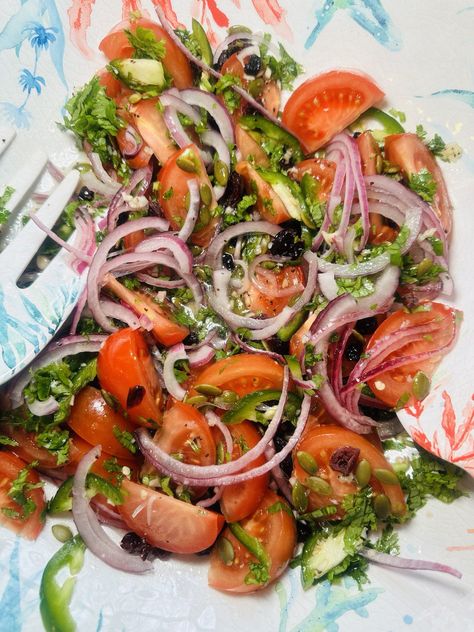 Ethiopian Tomato Salad: How to Make this Simple and Refreshing Dish Ethiopian Dinner Recipes, Ethiopian Salad Dressing, Ethiopian Salad Recipe, Ethiopian Salad, Vegan Ethiopian Recipes, Ethiopian Food Recipes, Ethiopian Cabbage, Ethiopian Recipes, Veggie Platter