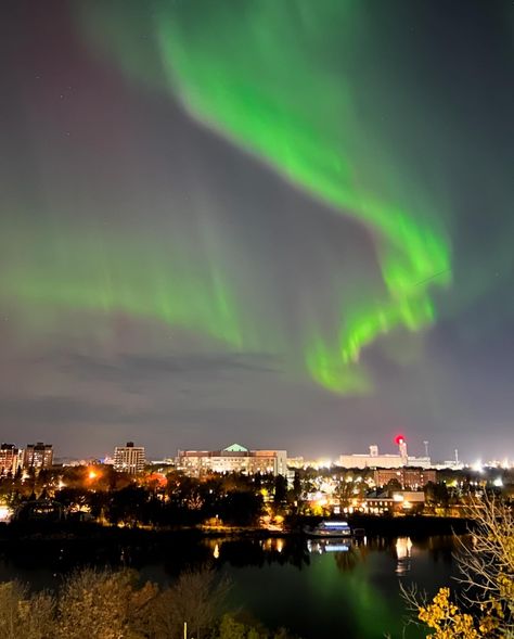 “Nature’s way of reminding us to look up and believe in magic🌌✨” 📍Saskatoon,Saskatchewan #tourismsask #saskatchewan #auroraborealis #northernlights Saskatoon Aesthetic, Saskatoon Saskatchewan, Believe In Magic, American Dream, Aurora Borealis, Northern Lights, Seattle, Mood Board, New York