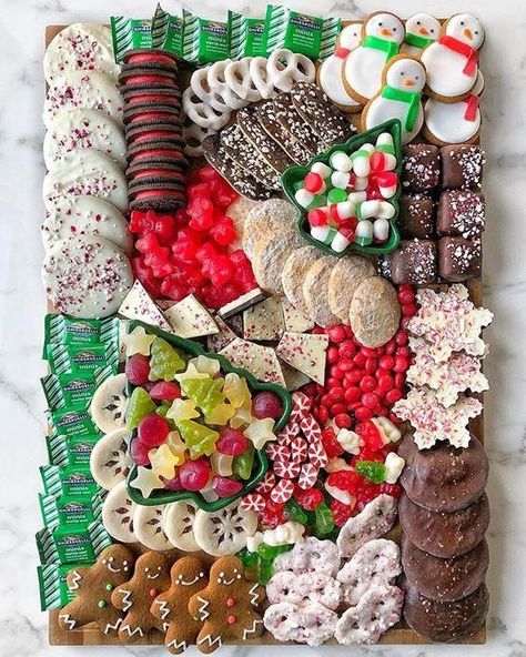 Candy charcuterie board Blonde Christmas, Candy Charcuterie, Christmas Party Ideas For Teens, Christmas Charcuterie, Adult Christmas Party, Christmas Platter, Salty Blonde, Christmas Bucket, Charcuterie Inspiration