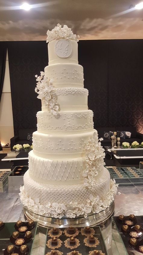 Huge Wedding Cakes Elegant, Wedding Cakes Big, Delicious Cake Ideas, Huge Wedding Cakes, Glamorous Wedding Cakes, Classy Wedding Cakes, Wedding Cake Designs Elegant, Large Wedding Cakes, Fancy Wedding Cakes