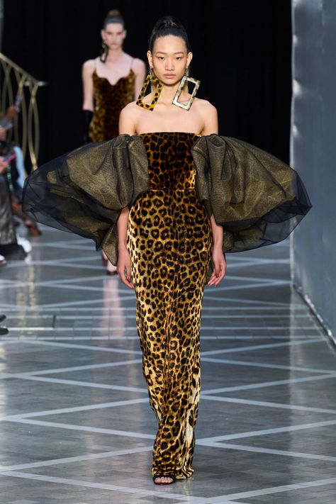 Spring 2023 Ready To Wear, 2023 Ready To Wear Collection, Runway Fashion Couture, 2023 Ready To Wear, Animal Print Fashion, Spring 2023, Spring 2024, Couture Dresses, London Fashion Week