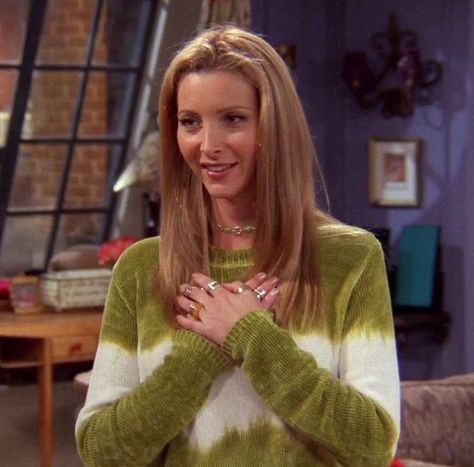 Lisa Kudrow Friends, Phoebe Buffay Outfits, Friends Outfit, Lisa Kudrow, Friends Cast, Black Background Photography, Friends Moments, Bollywood Outfits, Tv Show Outfits