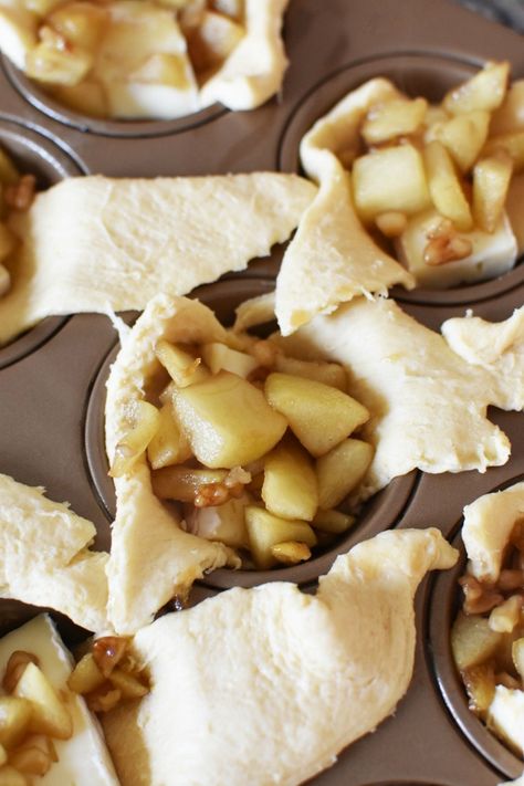 Apple Crescent Bombs with Brie (Easy and Delicious for Family or Guests!) Brie And Apple Galette, Bre Cheese Appetizers Baked Brie Crescent Rolls, Brie Cheese Crescent Rolls, Apple Brie Crescent Rolls, Apple Brie Bites, Brie Dessert Recipes, Brie Apple Appetizer, Brie Cheese Appetizer, Apple Pie Crescents