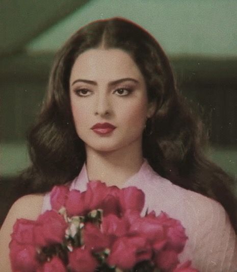 Rekha Actress, Bollywood Makeup, Vintage Bollywood Aesthetic, 90s Bollywood Aesthetic, Retro Bollywood, 90s Bollywood, Indian Makeup, Vintage Bollywood, Indian Aesthetic