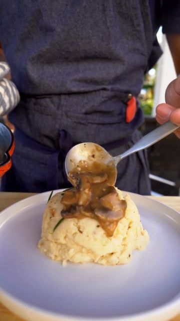 The Chef Library on Instagram: "Garlic Mash w' Mushroom Gravy by @dangopecha GARLIC MASHED POTATOES Ingredients: 3 russet potatoes 8-10 cloves garlic 4 tbsp salted butter 2 tbsp cream cheese 1/2 cup milk Salt and pepper to taste Garnishes Optional: Parmesan cheese Rosemary Chives MUSHROOM GRAVY Ingredients: 6 white button mushrooms 6 cremini mushrooms 1/2 tbsp salt 1/2 tbsp pepper 2 tbsp olive oil 3 tbsp salted butter 16 oz beef (or veg) stock 4 cloves garlic, minced 1/2 shallot, minced Sa Mush Potatoes, Garlic Mash, Veg Stock, Veg Meals, White Button Mushrooms, Gravy Ingredients, Button Mushrooms, Cremini Mushrooms, Garlic Mashed Potatoes