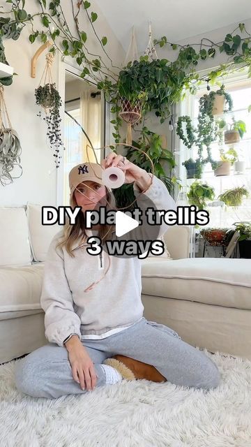 Diy Planting Ideas, Wire Hanger Trellis Diy, Plant Chain Trellis, Hanging Plant Trellis, Wire For Climbing Plants, Diy Fake Hanging Plants, Indoor Pothos Trellis, Copper Wire Trellis Diy, Wire Trellis Ideas Diy Climbing Vines