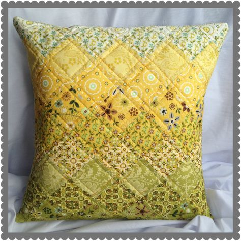 Suitable for the beginner, this gorgeous cushion cover uses simple strip-piecing to create a stunning ombr effect. You will need:  Eleven strips of coordinating fabric, 2 1/2'' x 16'' Two pieces of fabric, 14 1/2'' x 10 1/2'', for the Cushion Back Size 14 ... Cushion Cover Tutorial, Quilting Art, Quilted Cushion, Cushion Cover Pattern, Sewing Cushions, Pillow Ideas, Quilts Decor, Patchwork Cushion, Sewing Pillows