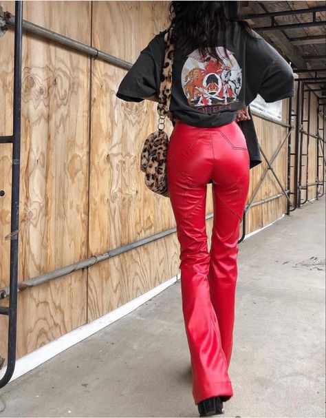 Red Leather Pants Outfit, Red Leather Outfit, Model Off Duty Style, Red Leather Pants, Walking Down The Street, Leather Pants Outfit, Red Pants, Models Off Duty, Grunge Style