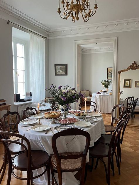 Dining Room Parisian, Parisian Dining Room, Dining Room Decor Elegant, Old Money House, Elegant Dining Room, Dream Apartment, House Room, House Inspo, Modern Interior Design