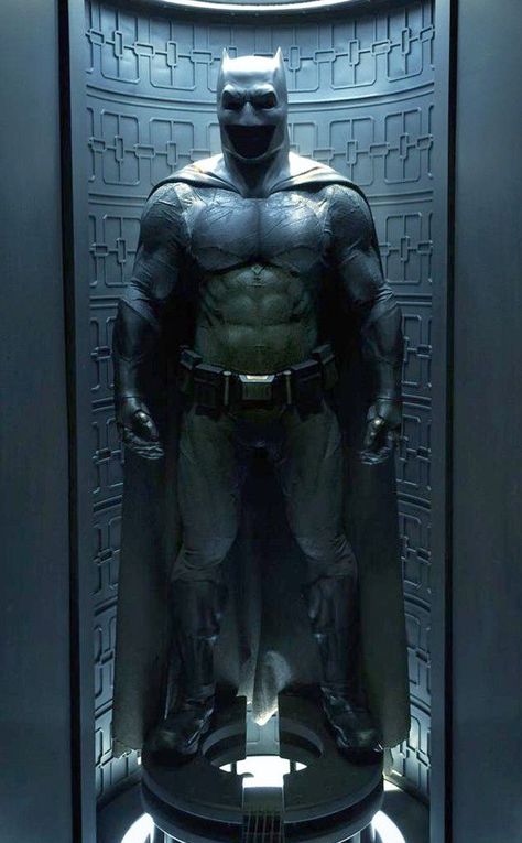 Zack Snyder Finally Reveals Ben Affleck's Full Batsuit Days After Batman V Superman: Dawn of Justice Trailer Debuts Batman Poses, All Batman, Apocalyptic Outfit, The Dark Knight Batman, Affleck Batman, Superman Movie, Batman Games, Ben Affleck Batman, Batman Suit