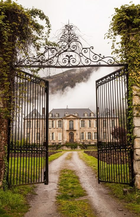 Stare Dwory, Chateau De Gudanes, Old Mansions, Chateau France, Abandoned Mansions, Iron Gate, French Chateau, Abandoned Houses, Beautiful Buildings