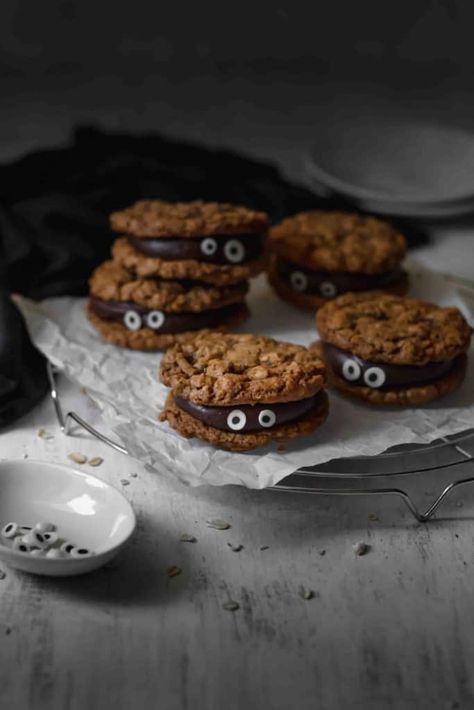 Halloween Dessert Ideas Cookies, Halloween Apple Pastry, Spooky Cookies Easy, Halloween Cookie Aesthetic, Spooky Cookies Halloween Desserts, Halloween Muffins, Gingerbread Cookies Halloween, Choco Butternut, Pumpkin Cake Balls