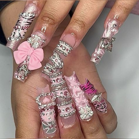 Bb Belt Nails, Belt Nails, Flare Acrylic Nails, 25 Nails, Bb Belt, Graffiti Nails, Quartz Nails, Nail Piercing, Junk Nails