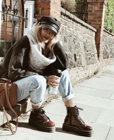 10 Ways the Shoes You Pick Change Your Whole Outfit Fii Puternic, Platform Doc Martens, Comfy Jeans Outfit, Doc Martens Outfit, Boho Mode, Mom Jeans Outfit, Stylish Lifestyle, Estilo Hippie, Tumblr Outfits