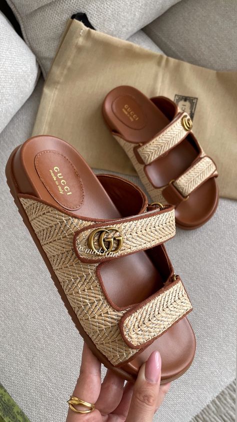 Pretty Sandals, Fashion Shoes Sandals, Cute Shoes Heels, Fashion Shoes Heels, Shoes Heels Classy, Stunning Shoes, Louis Vuitton Gucci, Heels Classy, Fancy Shoes