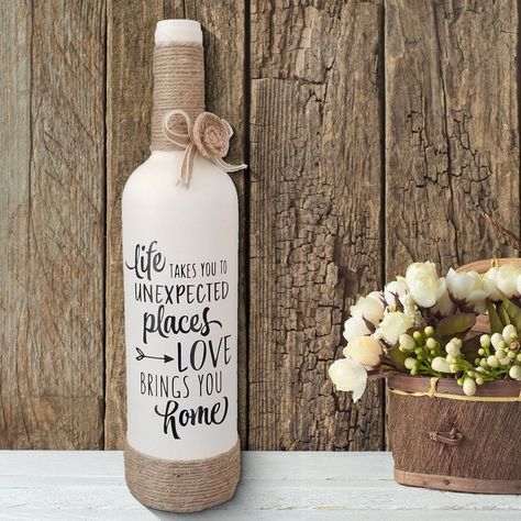 New wine bottle decor being added to the crafty attic. Wine Bottle Gifts, Diy Gift For Bff, Wine Bottle Ideas, Liquor Bottle Crafts, Bottle Diy Crafts, Glass Bottle Diy, Wine Craft, Wine Bottle Gift, Wine Bottle Art