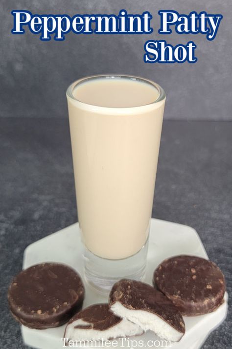 Peppermint Patty Shot Recipe - Tammilee Tips Peppermint Shots Recipe, Chocolate Peppermint Pudding Shots, Peppermint Liquor Drinks, Fun Winter Cocktails, Peppermint Schnapps Drinks, Peppermint Patty Drink Cocktails, Drinks With Peppermint Schnapps, Easy Shot Recipes, Peppermint Vodka