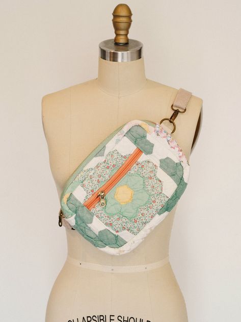 Plains & Prairie Sling Bag Sewing Pattern, Quilt Coats, Sewing Paterns, Sling Bag Pattern, Bag Accessories Diy, Bag Sewing Pattern, Quilted Clothes, Bag Sewing, Sewing Purses