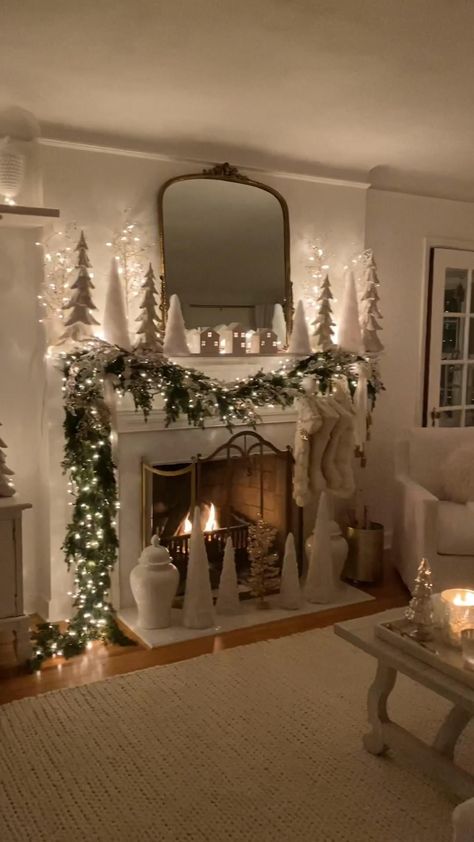 Cozy Christmas Decor, Christmas Fireplace Decor, Christmas Decor Inspiration, Christmas Mantel Decorations, Christmas Themes Decorations, Christmas Interiors, Christmas Mantle, Stovetop Potpourri, Christmas Inspo