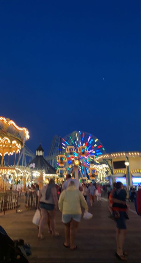 Summer Boardwalk Aesthetic, Blurry Summer Aesthetic, Boardwalk Aesthetic Night, Board Walk Aesthetic, Beach Boardwalk Aesthetic, Friends Vacation Aesthetic, Beach Family Aesthetic, Family Vacation Aesthetic, Boardwalk Pictures