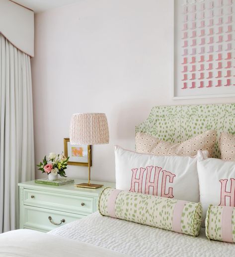 Haddy House Interiors Bedroom Inspo With Wallpaper, Caitlin Wilson Bedroom, Pink Grandmillenial Bedroom, Green And Pink House Decor, Grand Millennial Dorm, Pastel Pink And Green Room, Funky Dorm Room Ideas, Pastel Room Decor Bedroom Ideas, Bright Bedroom Ideas