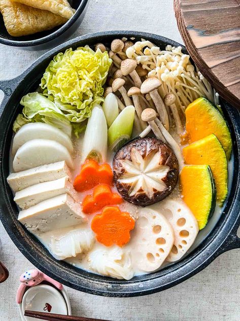 Nabe Recipe, Okonomi Kitchen, Veg Meals, Hot Pot Recipe, Vegan Japanese, Easy Japanese Recipes, Aircraft Interiors, Japanese Recipes, Asian Soup