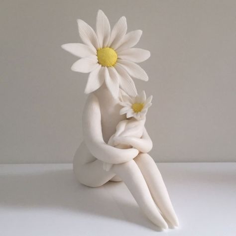 easy-plaster-of-paris-craft-ideas-for-fun0011 Plaster Of Paris Crafts, Ceramic Sculpture Artists, How To Make Ceramic, Paris Crafts, Flower People, Sculpting Ideas, Flower Sculpture, China Clay, Clay Sculpting