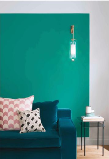 Sarah Lavoine - collection de peinture Ressource - Le blog deco de MLC Vert Turquoise, Deco Salon, Brass Wall Lamp, Lantern Wall, Glass Lantern, Bleu Turquoise, Glass Lighting, 인테리어 디자인, Wall Colors