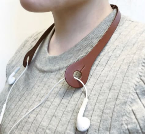 Leather Headphone Holder, Leather Earbud Holder, Leather Products Ideas, Small Leather Projects, Leather Projects Ideas, Leather Headphones, Earbud Holder, Ear Bud, Diy Leather Projects