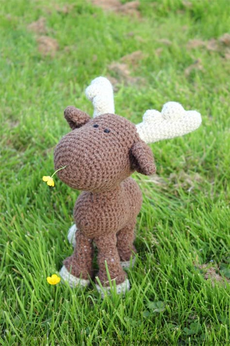 crochet moose- in case Jenn Marshall ever need one more thing to make!  (and give to me heehee!!) Crochet Moose, Confection Au Crochet, Yarn Projects, Knitted Toys, Crochet Stuff, Learn To Crochet, Crochet Dolls, Christmas Crochet, Crocheted Item